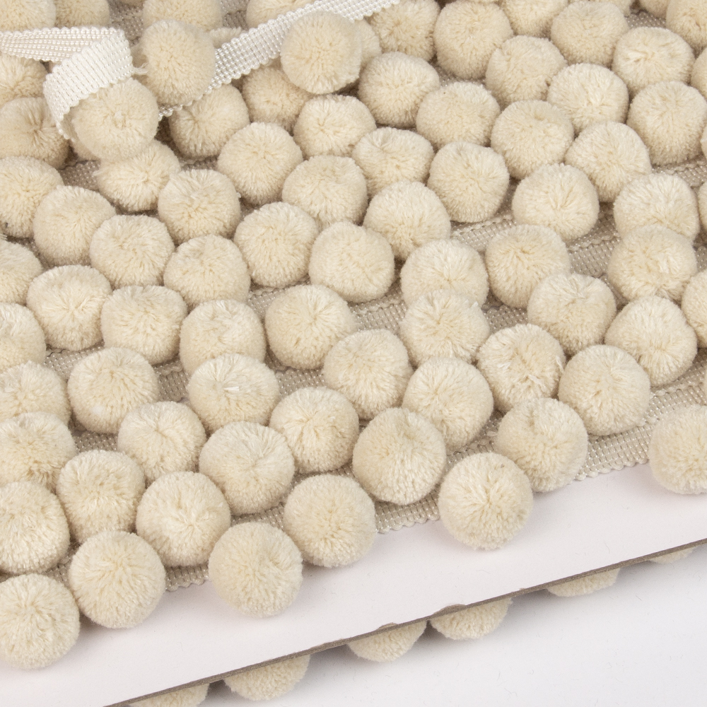 Бахрома с помпонами, из коллекции "Pompon" YMQ-2 светло-бежевый (L4см/D2,5см/м-у шариками 6,5см)