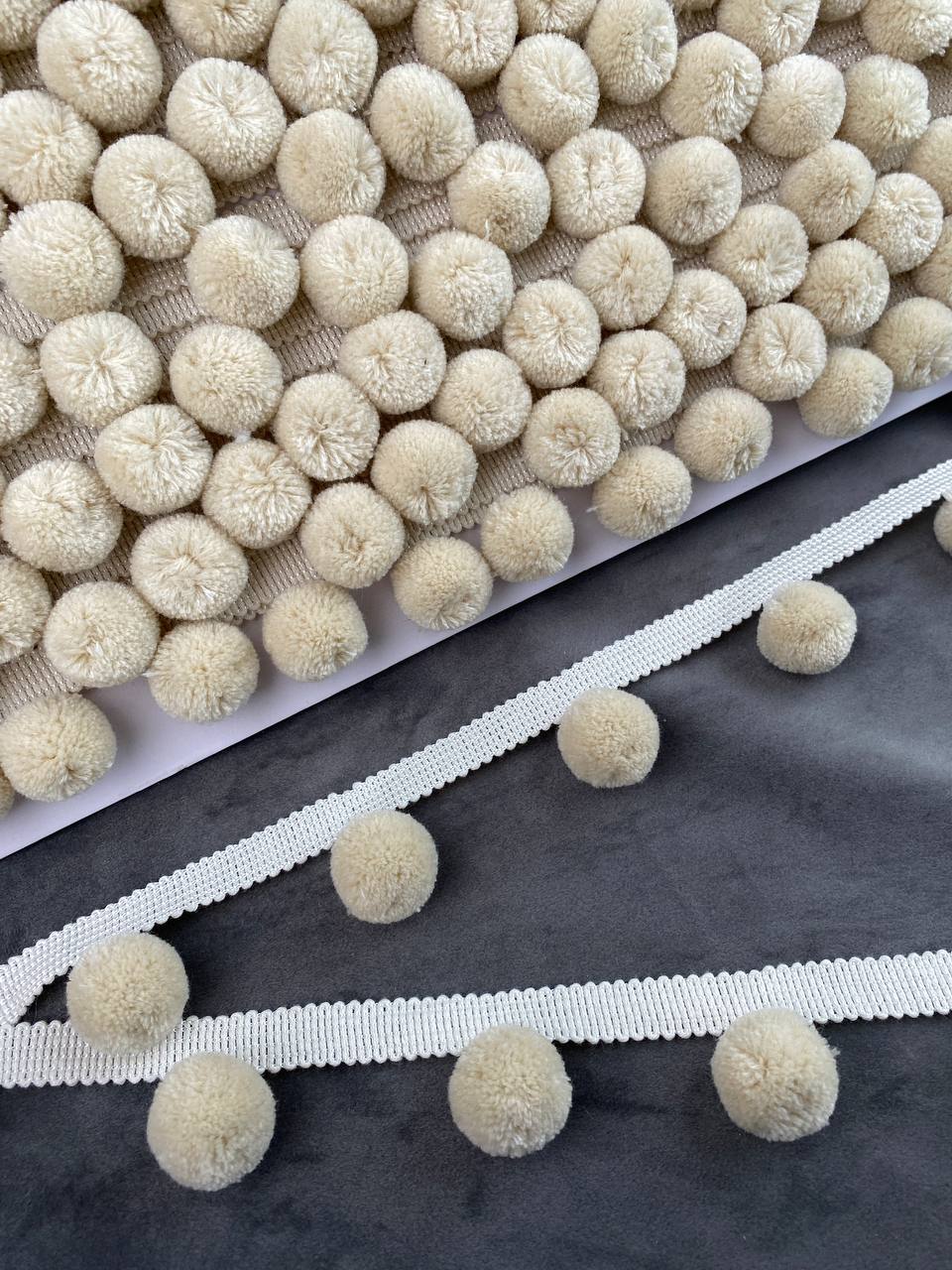 Бахрома с помпонами, из коллекции "Pompon" YMQ-2 светло-бежевый (L4см/D2,5см/м-у шариками 6,5см)
