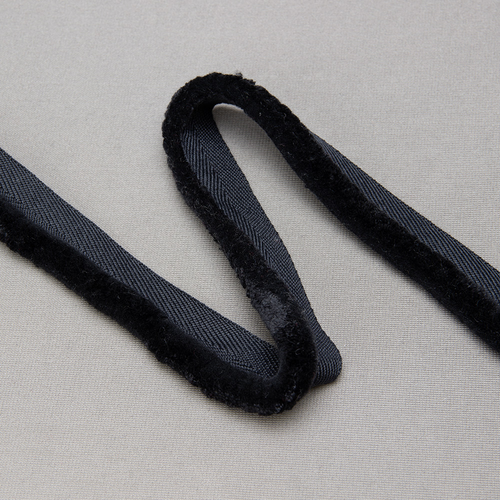 Кант пушистый XB-703-1 черный (2 см/d 1 см)