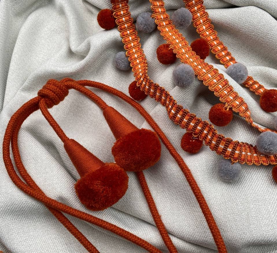 Подхват с помпонами для штор, "Pompon" 23083-XMQ-6 терракотовый (L до узла 35см, L общая 50см)