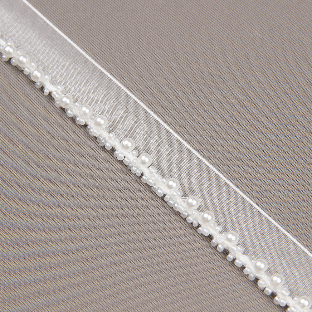 Кант на органзе с мелким жемчугом и стеклярусом 1505 белый