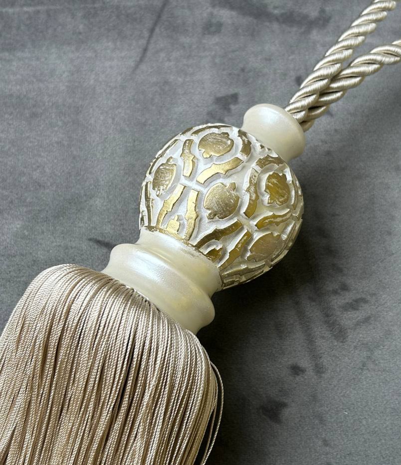 Кисть-подхват для штор M8-молочный поталь/c26 светло-бежевый Mirtex Premium "Royyana-Amphora"