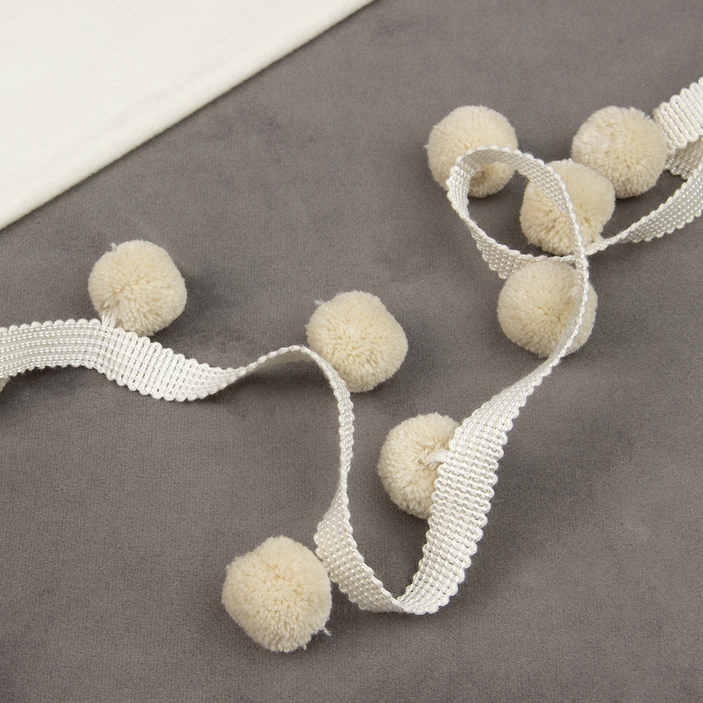 Бахрома с помпонами, из коллекции "Pompon" YMQ-2 светло-бежевый (L4см/D2,5см/м-у шариками 6,5см)