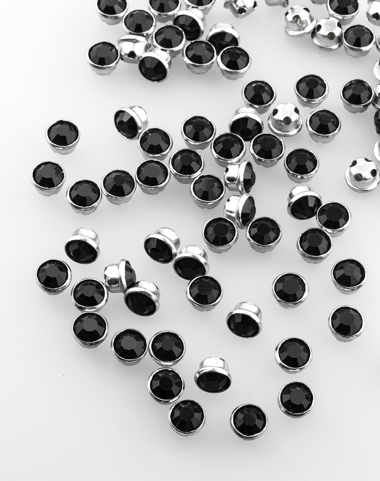 Круглые пришивные стразы в металлической оправе