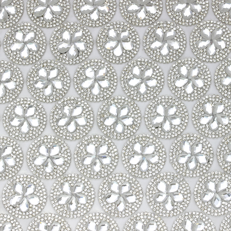 Декоративные стразы на листе